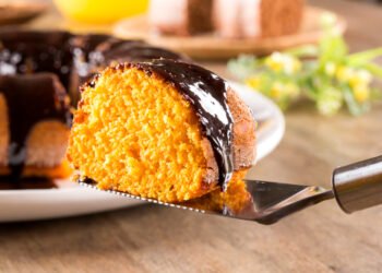 Bolo de cenoura com cobertura de chocolate