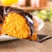 Bolo de cenoura com cobertura de chocolate