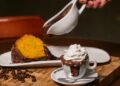bolo de cenoura e Cafés